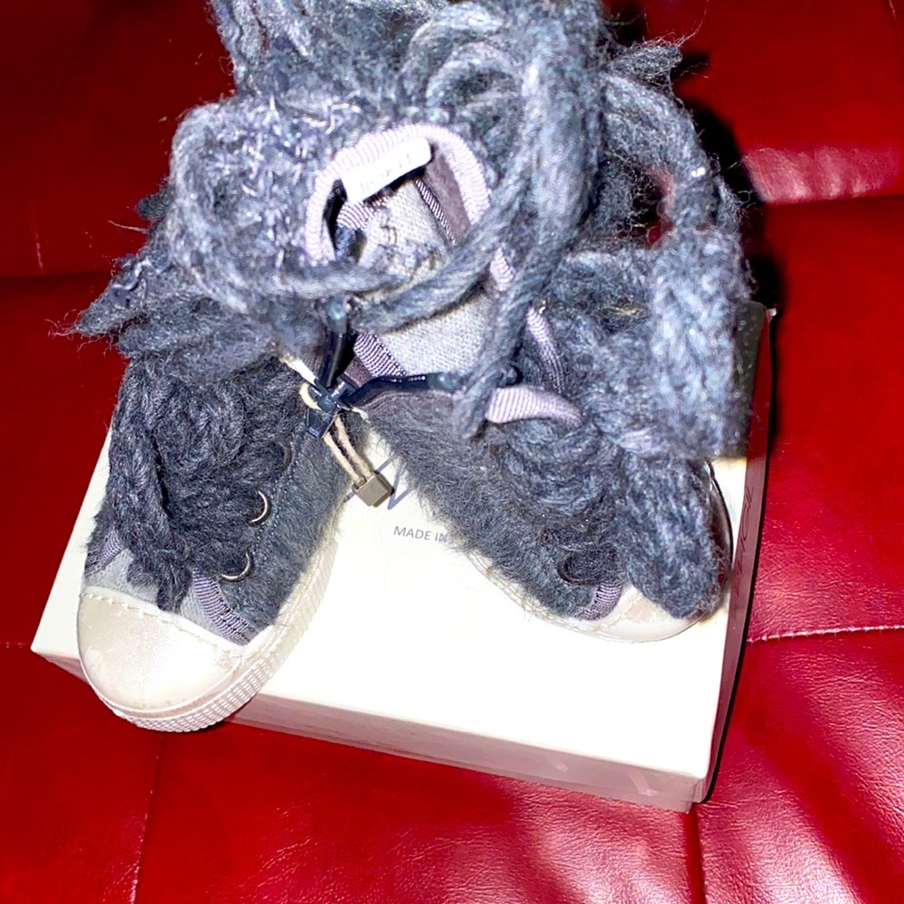 Magil gurl fringe knit sneakers😍